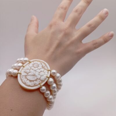 Bracciale multifilo con cammeo e perle di fiume-modello Afrodite