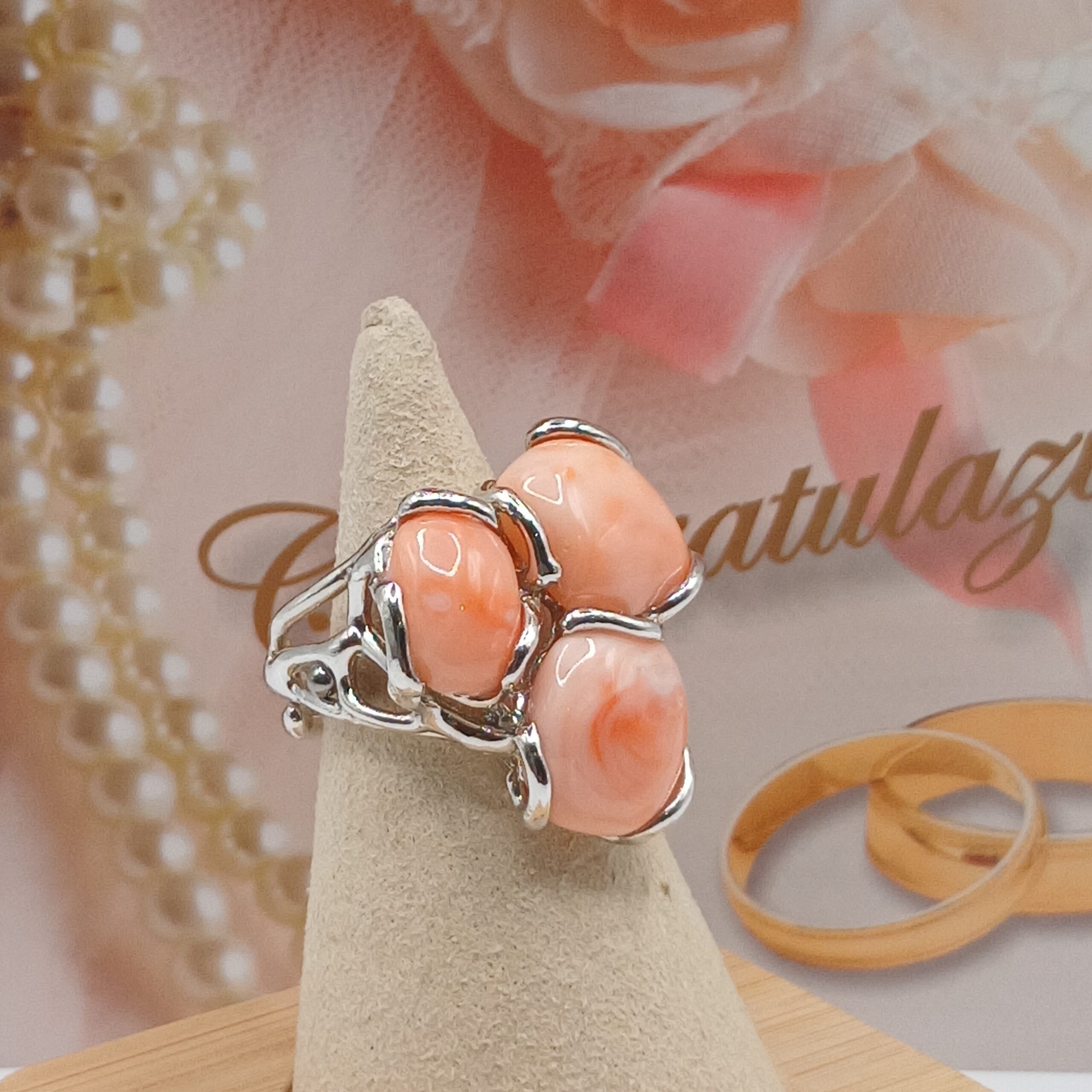 Anello con clearance rosa di corallo