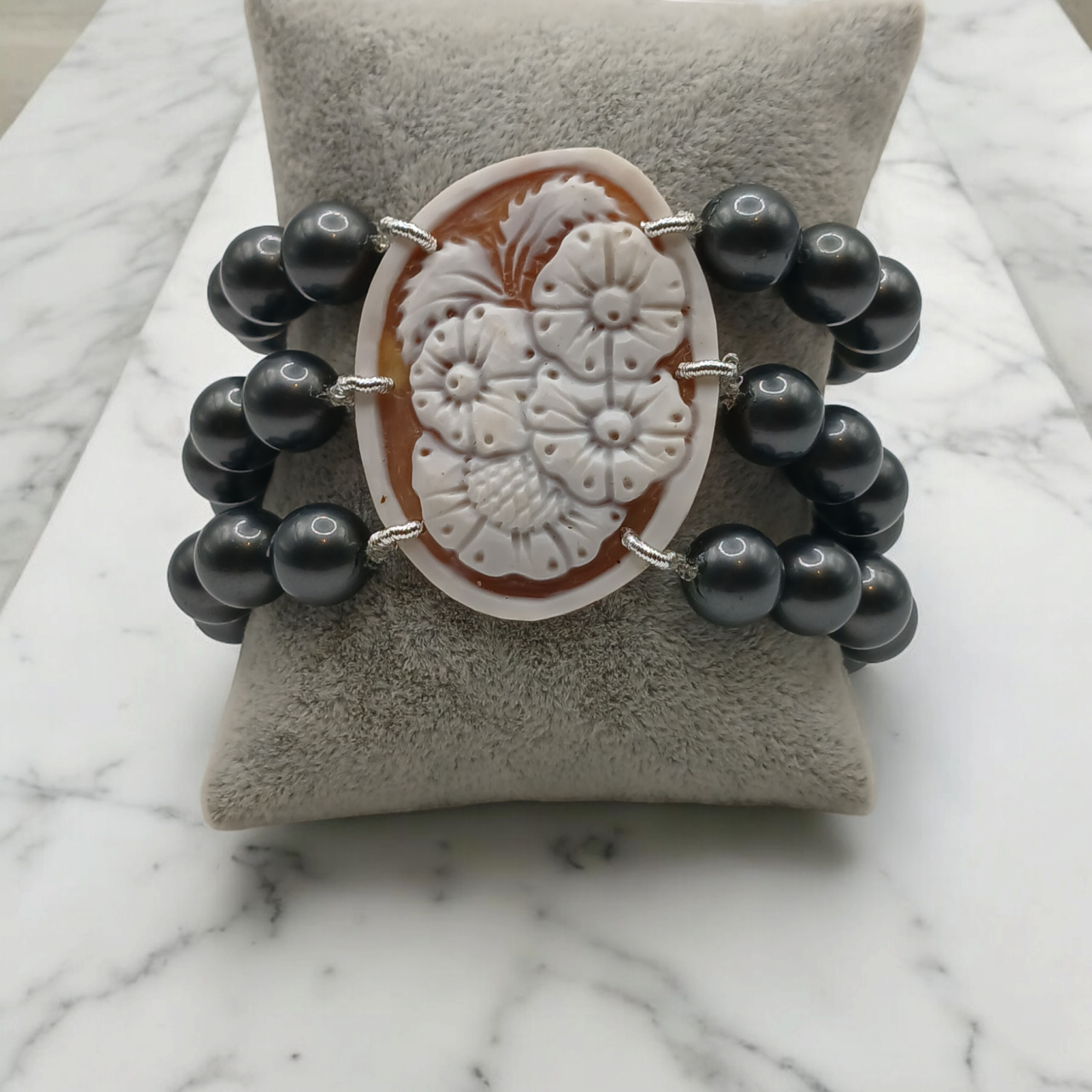 Bracciale multifilo con cammeo e perle di fiume-modello Atena