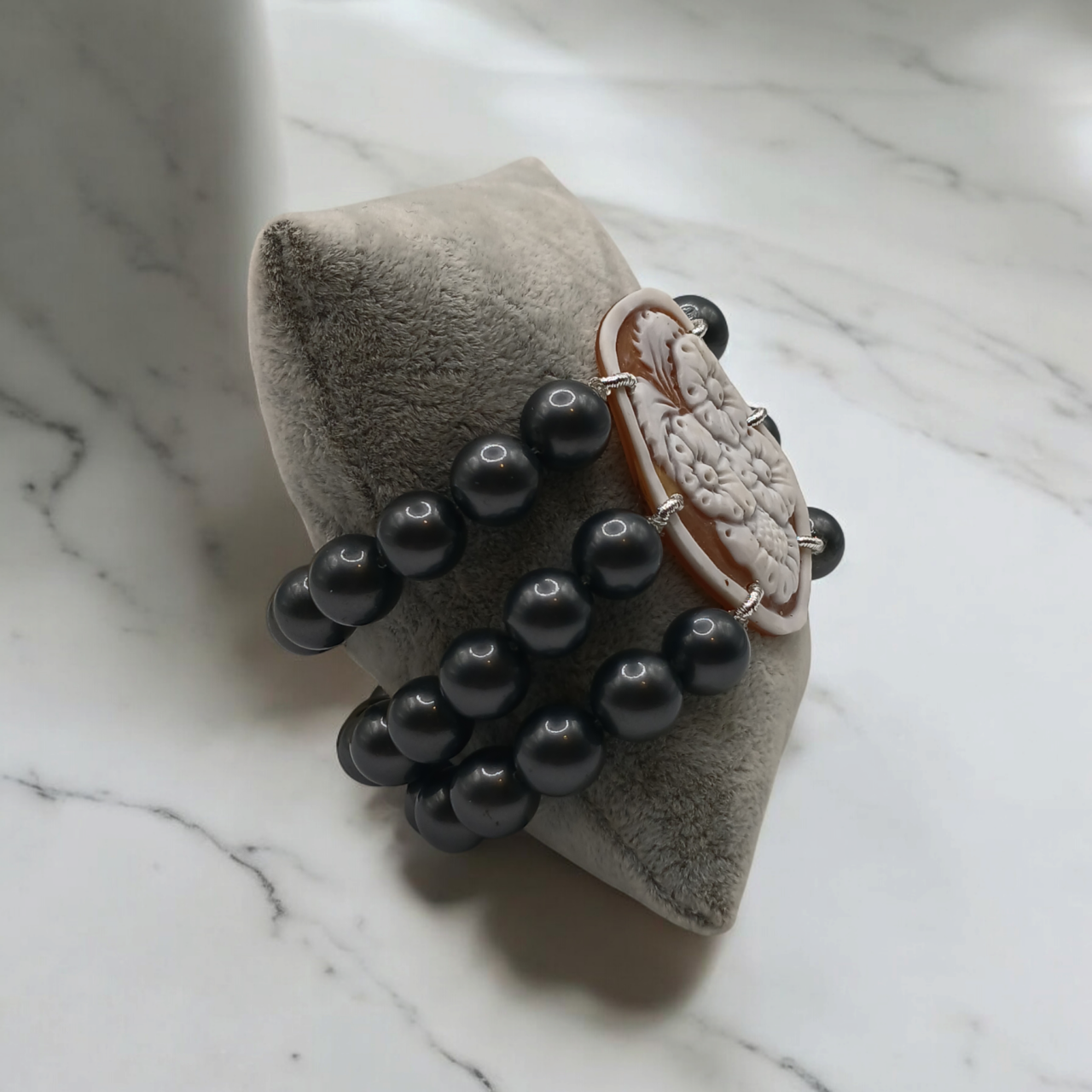 Bracciale multifilo con cammeo e perle di fiume-modello Atena