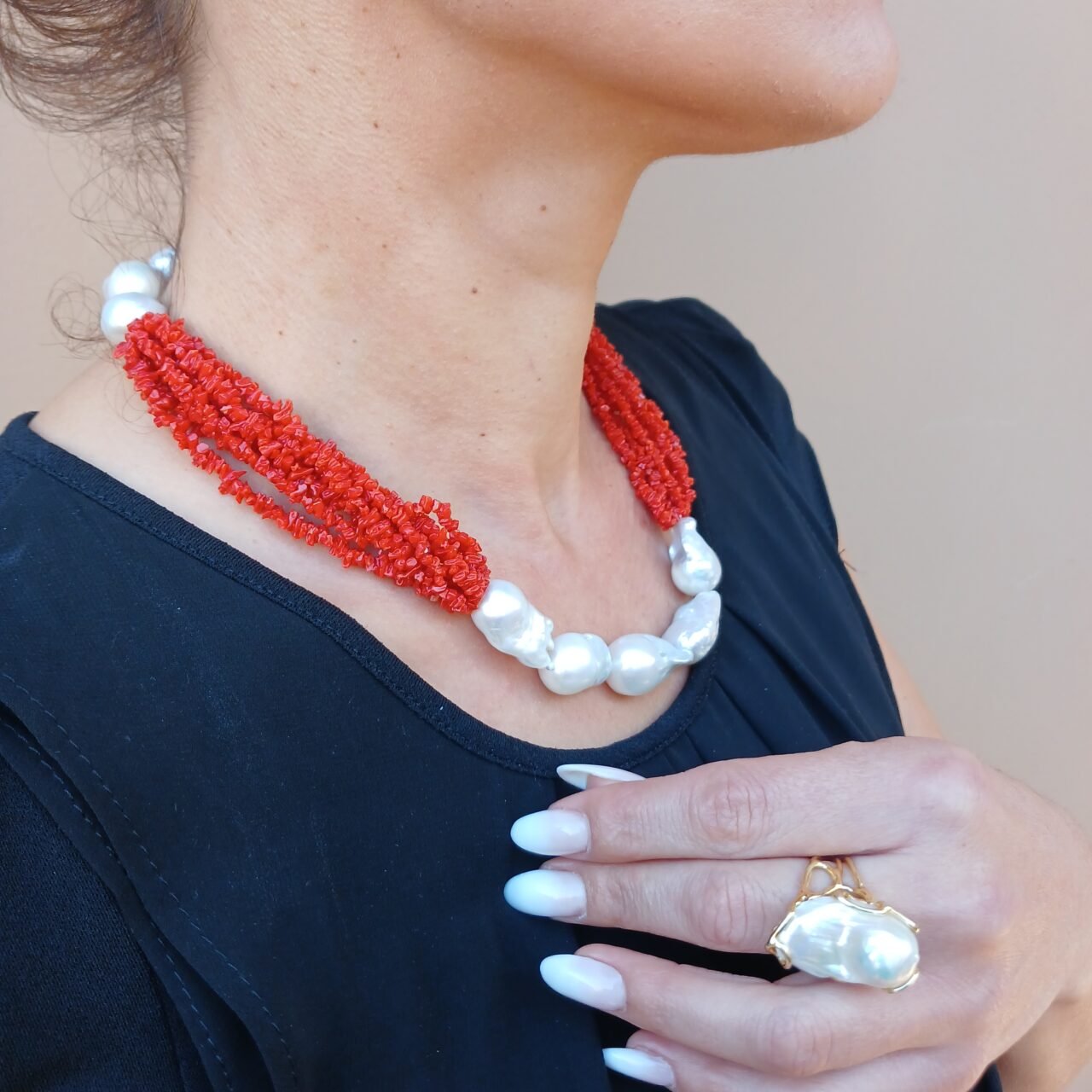 Collana con Perle di Acqua Dolce Barocche Bianche e Corallo-Modello Yelina