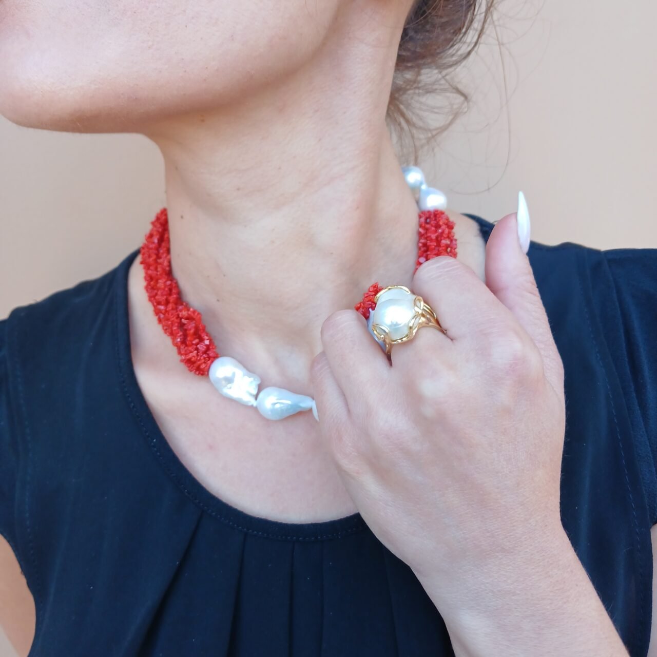 Collana con Perle di Acqua Dolce Barocche Bianche e Corallo-Modello Yelina
