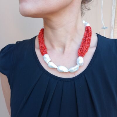 Collana con Perle di Acqua Dolce Barocche Bianche e Corallo-Modello Yelina - immagine 7