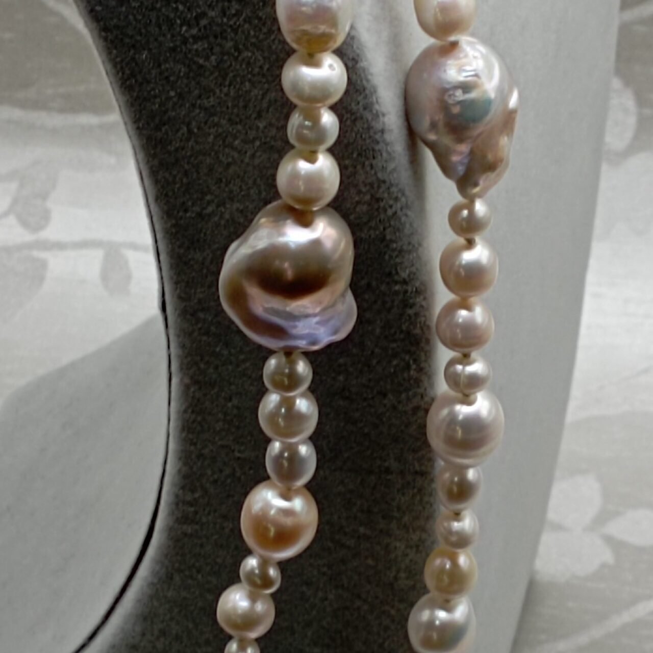 Collana con le perle scaramazze e perle di acqua dolce-modello Melania