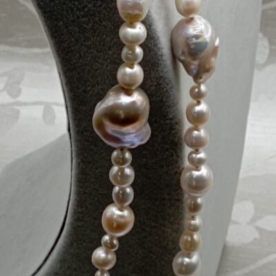 Collana con le perle scaramazze e perle di acqua dolce-modello Melania - immagine 4