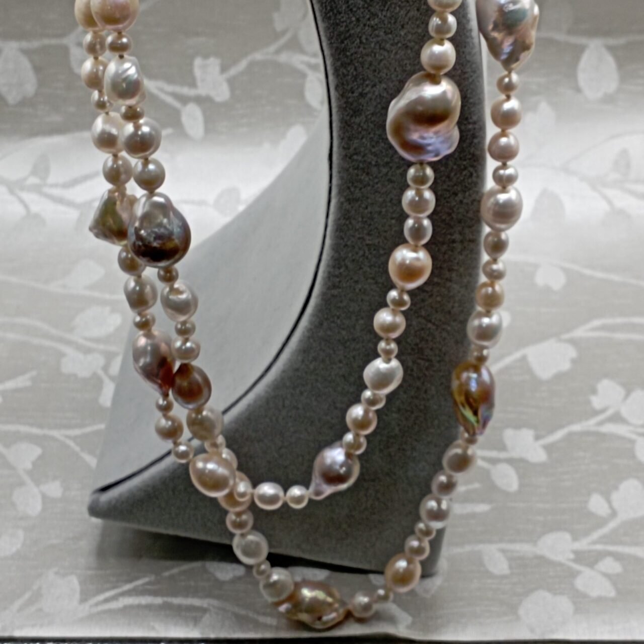 Collana con le perle scaramazze e perle di acqua dolce-modello Melania