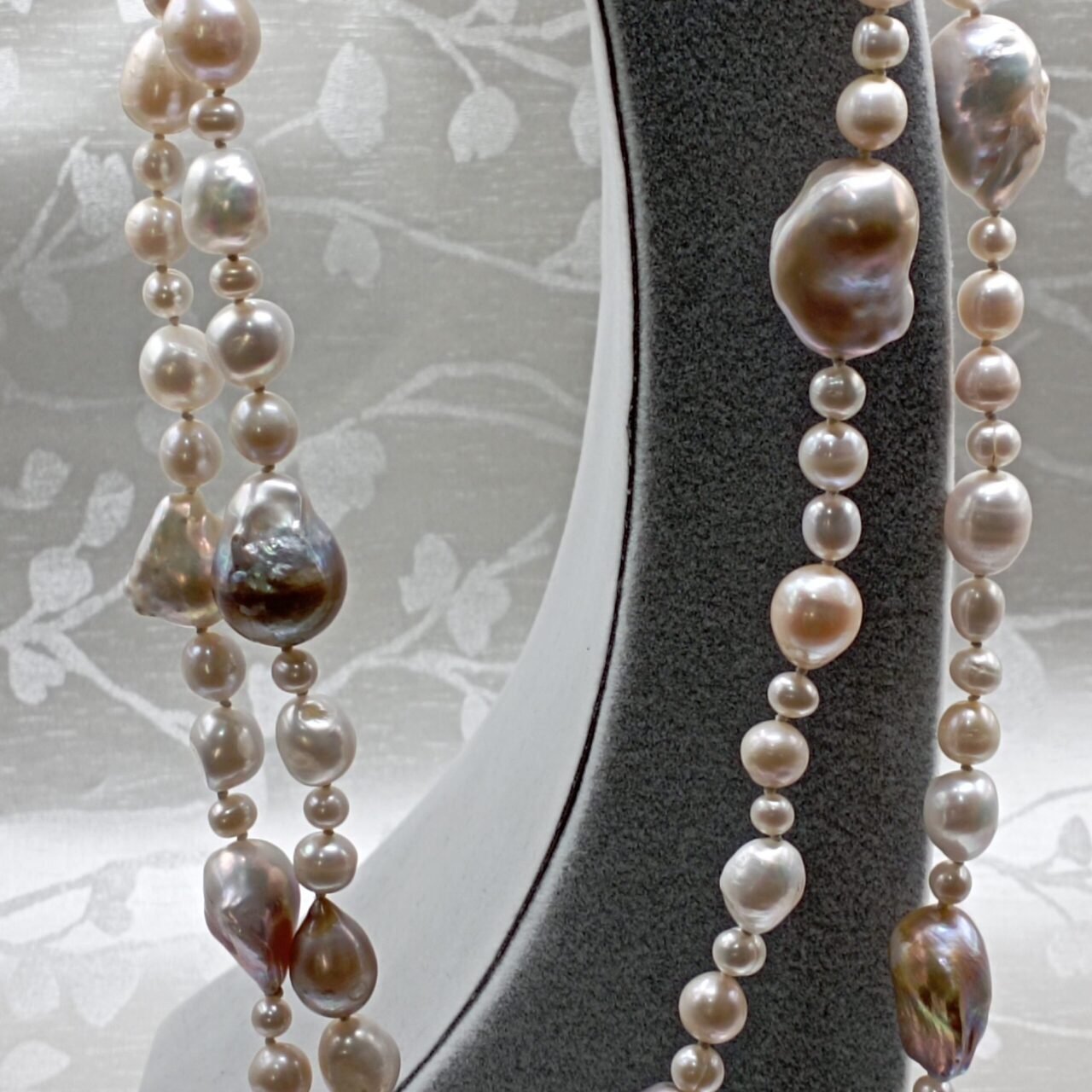 Collana con le perle scaramazze e perle di acqua dolce-modello Melania