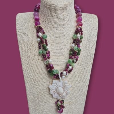 Collana con le pietre naturali e cammeo-modello Malaga