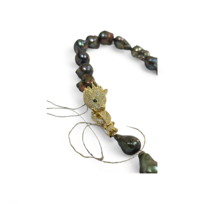 Collana con le perle scaramazze nere