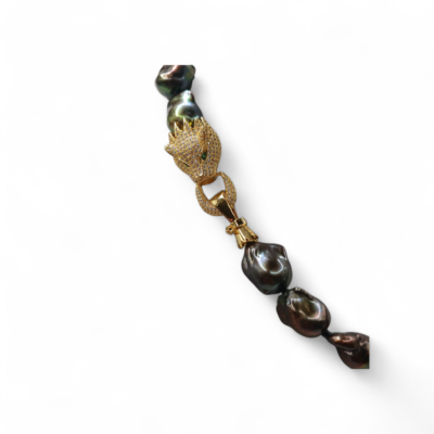 Collana con le perle scaramazze nere