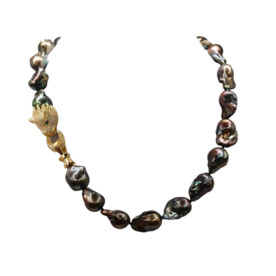 Collana con le perle scaramazze nere