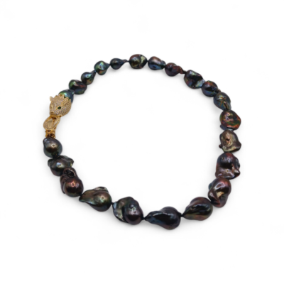 Collana con le perle scaramazze nere