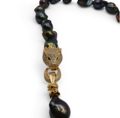 Collana con le perle scaramazze nere