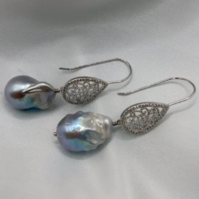 Orecchini Camelia con autentiche e grandi perle scaramazze nere