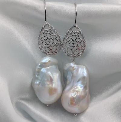 Orecchini Camelia con autentiche e grandi perle scaramazze