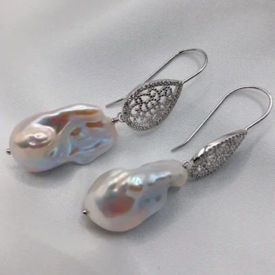 Orecchini Camelia con autentiche e grandi perle scaramazze grigie