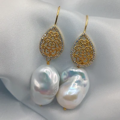 Orecchini Camelia con autentiche e grandi perle scaramazze