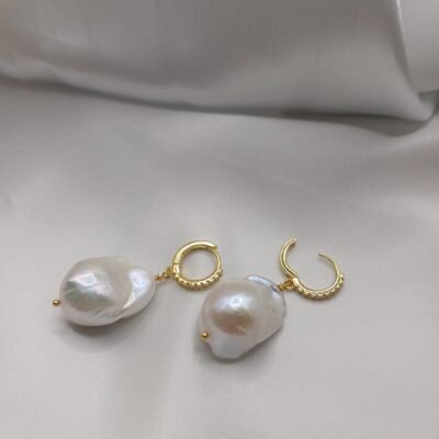 Orecchini Peonia con autentiche e grandi perle scaramazze bianche