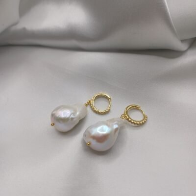 Orecchini Peonia con autentiche e grandi perle scaramazze bianche