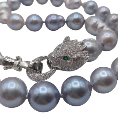 Collana Perle Barocche Grigie con Chiusura Animalier
