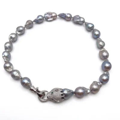 Collana Perle Barocche Grigie con Chiusura Animalier