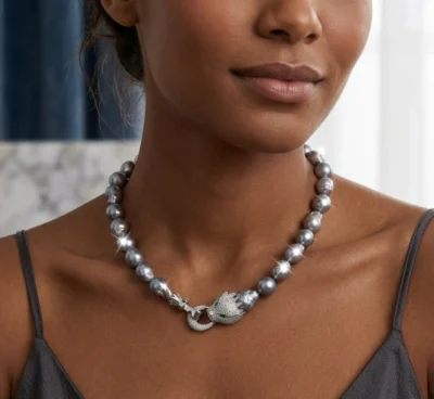 Collana Perle Barocche Grigie con Chiusura Animalier