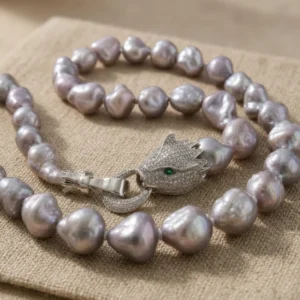 Collana Perle Barocche Grigie con Chiusura Animalier
