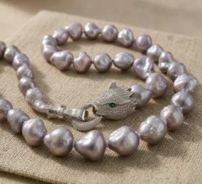 Collana Perle Barocche Grigie con Chiusura Animalier