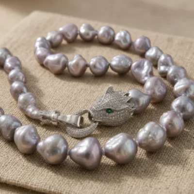 Collana Perle Barocche Grigie con Chiusura Animalier