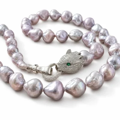 Collana Perle Barocche Grigie con Chiusura Animalier