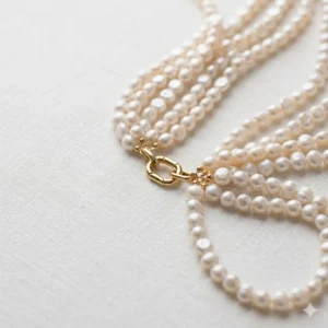 Collana con le perle scaramazze modello Medusa
