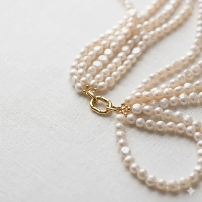 Collana con le perle scaramazze modello Medusa