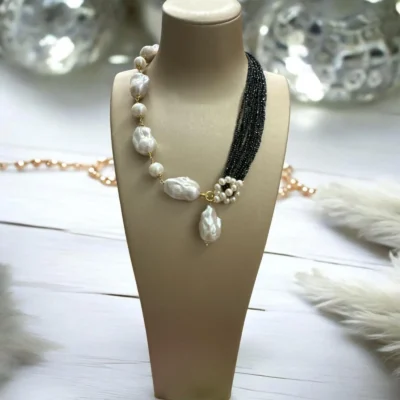 Collana Asimmetrica con le perle scaramazze e di fiume e zirconi naturali