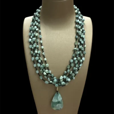 Collana con la pietra naturale di Larimar verde e zirconi neri