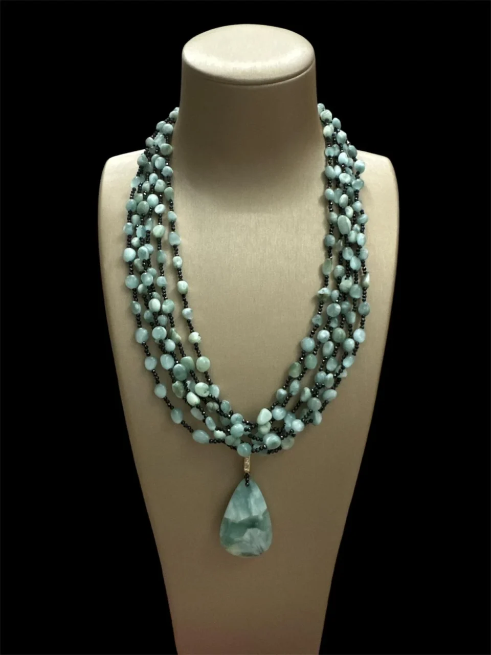 Collana con la pietra naturale di Larimar verde e zirconi neri