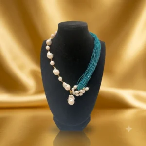 Collana Asimmetrica con le perle scaramazze bianche e di fiume e spinello Turchese petroleo naturale