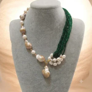 Collana Asimmetrica con le perle scaramazze multicolor e di fiume e spinello verde naturale