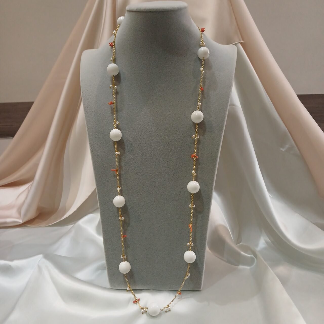 Collana con Agata bianca, corallo e perline di fiume