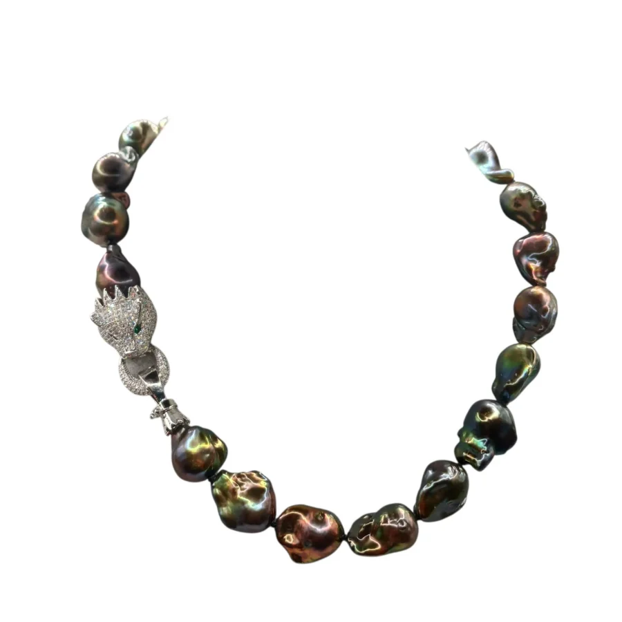 Collana con le perle scaramazze nere e pantera
