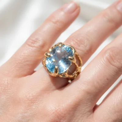 Anello grande con topazio azzurro cielo, taglio ovale, in argento sterling, solitario-modello 24 Anello grande con topazio azzurro cielo, taglio ovale, in argento sterling, solitario-modello 24