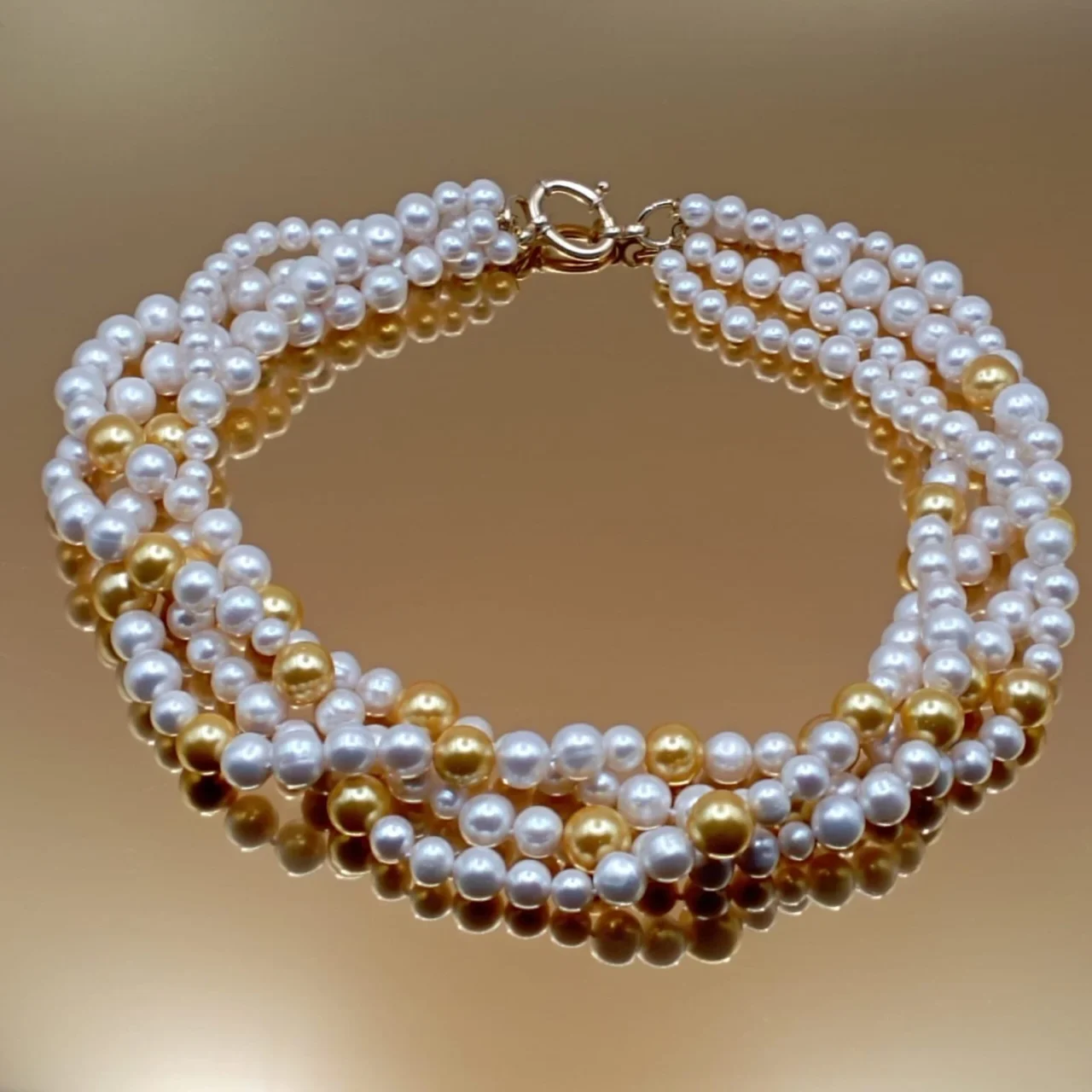 Collana a quatro fili di perle d’acqua coltivate e perle dorate-Modello Armoniosa