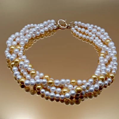 Collana a quatro fili di perle dโacqua coltivate e perle dorate-Modello Armoniosa Collana a quatro fili di perle dโacqua coltivate e perle dorate-Modello Armoniosa