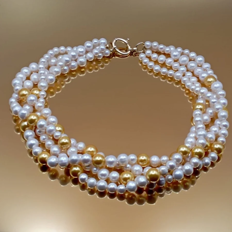 Collana a quatro fili di perle d’acqua coltivate e perle dorate-Modello Armoniosa