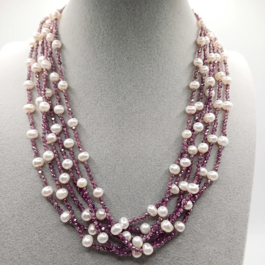 Collana multifilo con le perle d'acqua dolce naturali e pietre sfaccettate nelle tonalità del malva/viola amarena brillante-modello Antonella